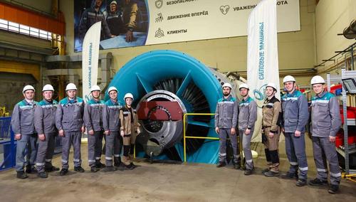 Employees of "Power Machines" with the GTE-170 turbine