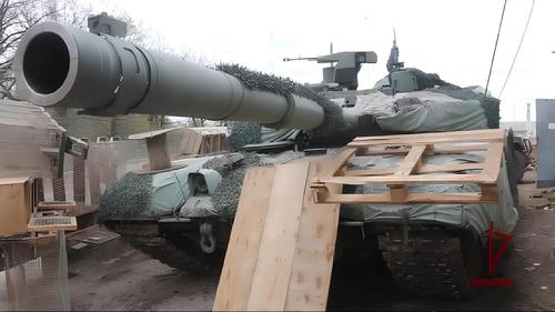 Т-90 с импровизированной накидкой на стволе 