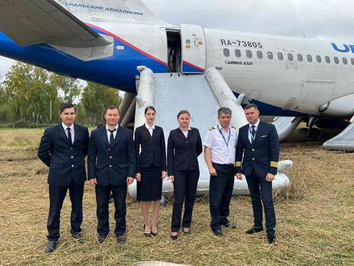 Tripulación del Airbus A320 que aterrizó en un campo cerca de Novosibirsk