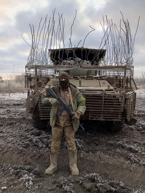 БТР-82 с защитой из прутьев, напоминающей ирокез 