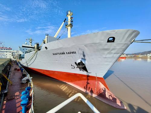 Refrigerated ship "Anatoly Larin"