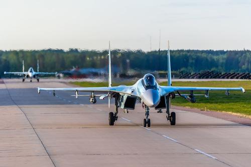 Su-35 con cohetes no guiados S-13