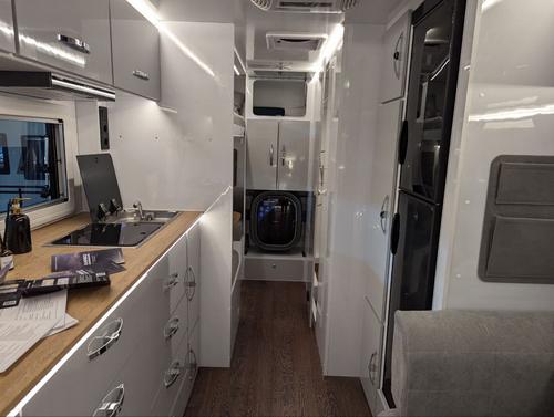 Remolque habitable KS66, vista interior