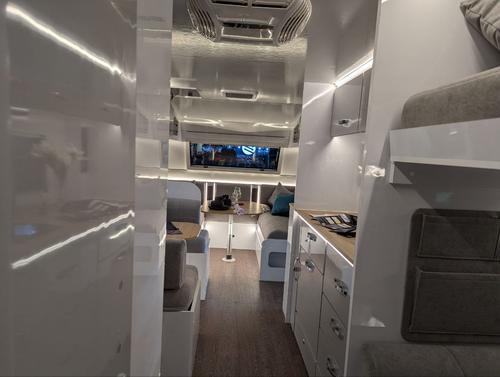 Remolque habitable KS66, vista interior