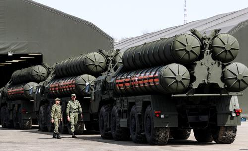 Lanzadores del sistema de misiles antiaéreos S-400 "Triunfo"
