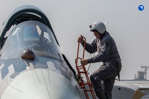 El piloto de pruebas Serguéi Bogdan sube a bordo del Su-57