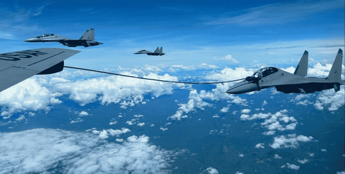 Momento del reabastecimiento de los aviones Su-30MKM