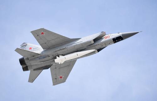 Сверхзвуковой истребитель-перехватчик МиГ-31К с гиперзвуковой ракетой «Кинжал»