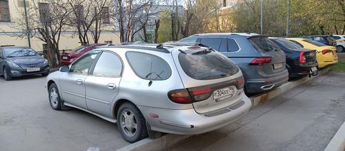 Estacionamiento de automóviles en el patio de una casa en Moscú<br>