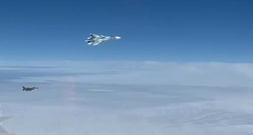 Истребитель Су-27 ВКС России отогнал F-16: уникальные кадры