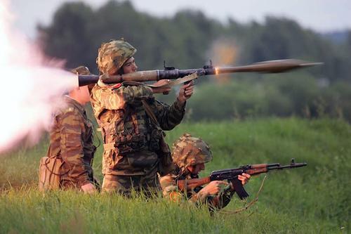Disparo de un lanzagranadas RPG-7V con una granada PG-7VL
