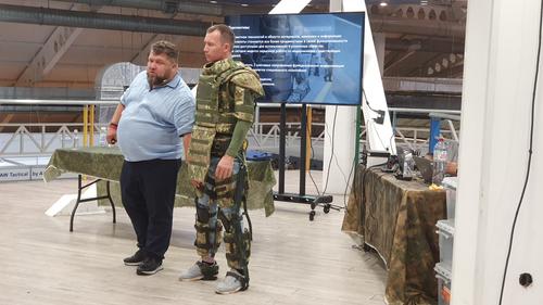 Экзоскелет «Хамари Медоед 2.0» и бронежилет «Медоед».
