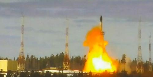 Lanzamiento del misil balístico intercontinental de base estacionaria "Sarmat" desde el cosmódromo de Plesetsk