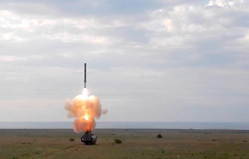 Пуск высокоточной ракеты «Оникс» ракетным комплексом «Бастион»