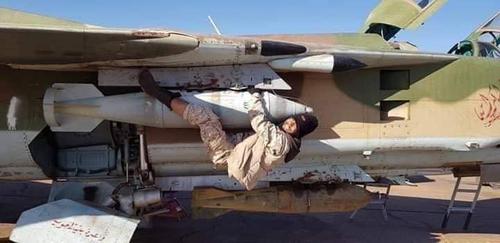 FAB-250-62 bajo el ala de un MiG-23UB de la Fuerza Aérea del Ejército Nacional Libio