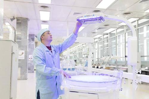 The neonatal mobile incubator can operate both from a power outlet in the hospital and from a regular battery.<br>