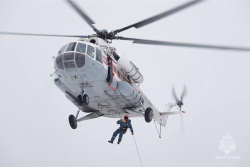 Antes del helicóptero contraincendios, Kurenkov ya había entregado en primavera 40 camiones cisterna de bomberos a sus colegas kirguises.