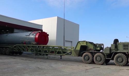 Entrega del ICBM RK "Avangard" a una plataforma de lanzamiento de silos