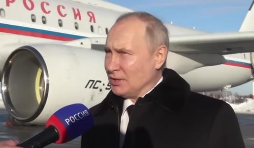 Vladimir Putin junto al avión presidencial, foto de archivo