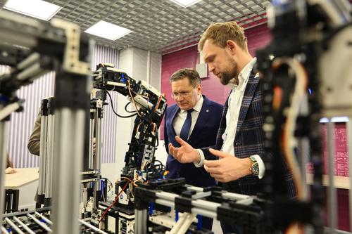 Se sabe que en el proyecto "Proryv" se capacitarán ingenieros del Complejo Químico de Siberia, magísteres, estudiantes de posgrado en la dirección de "Robótica". También allí capacitarán a empleados de "Rosatom" y representantes de la industria atómica