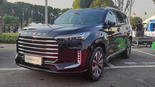 От прежнего Exeed VX почти ничего не осталось ни внутри, ни снаружи. Даже бампер и радиаторная решетка стали больше и претерпели редизайн.<br>
