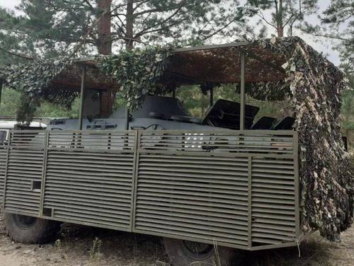 The vehicle received comprehensive armor against drones and grenades. <br>