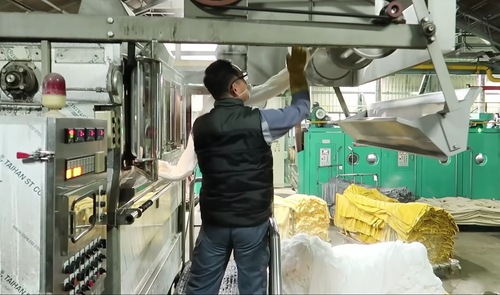 Trabajador coreano en la producción
