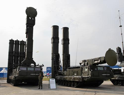 Lanzadores 9A83 y 9A82 del sistema de misiles antiaéreos S-300V