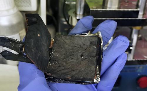 En segundos, la batería del dispositivo se calienta hasta casi 600 °C y se incendia o explota