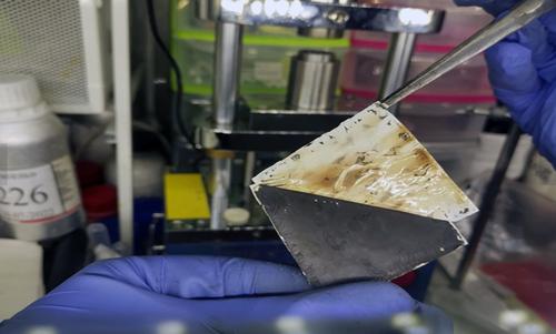 Una batería rusa con una capa protectora, cuyo desarrollo fue apoyado por una subvención de la Russian Science Foundation (RSF), ya se ha mostrado al mundo científico en la revista ACS Applied Energy Materials