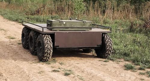 "Tosha", también conocido como TX 45CM, tiene seis ruedas, cada una equipada con un accionamiento eléctrico independiente. Si una o varias ruedas están dañadas, la plataforma puede seguir moviéndose y realizando tareas