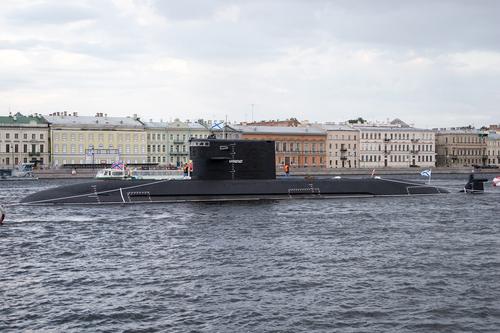 «Кронштадт» рассекает водную гладь в Санкт-Петербурге<br>