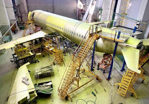 Para desarrollar una nueva estructura, los especialistas de la oficina de diseño de la filial "Aviones Regionales" de la empresa pública "Yakovlev", junto con empleados de institutos científicos, procesaron los resultados de más de 22.000 "vuelos" de laboratorio. Se llevaron a cabo en un avión de recursos en TsAGI, en un planeador estático en SibNIA y de otras maneras.