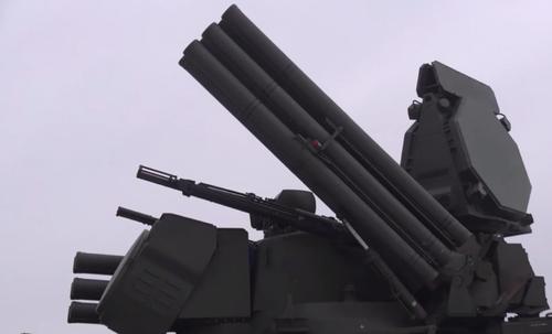 ЗРПК применяется на 360 градусов по многим типам воздушных целей - от беспилотников до ракет и самолетов, «Панцирь-С1» был специально «прошит» под высокоскоростные цели до 1000 м/с на дистанции до 20 км и имеет свои тепловизоры