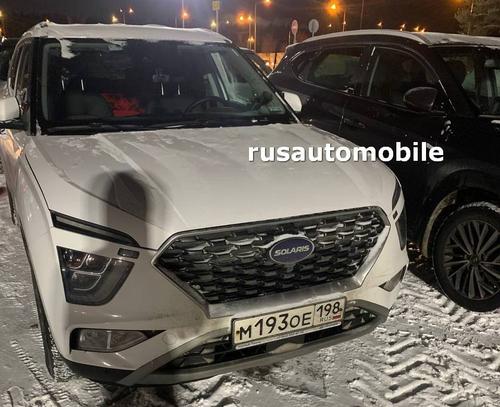 La foto del nuevo emblema de la línea en el óvalo reconocible por los amantes de los autos fue tomada en el estacionamiento de la fábrica. Según Tsiganov, el emblema de Solaris comenzó a probarse incluso antes de que se certificara el acuerdo de venta de la fábrica a empresarios rusos, y pasó las pruebas de resistencia química, cambios de temperatura y otros parámetros