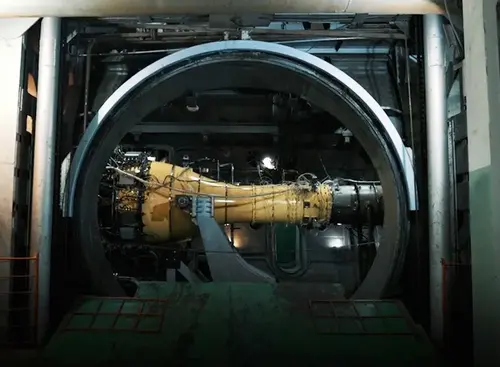 The aircraft engine's fan has a diameter of 3.1 meters, a length of over 8 meters, and a thrust of 35 tons
