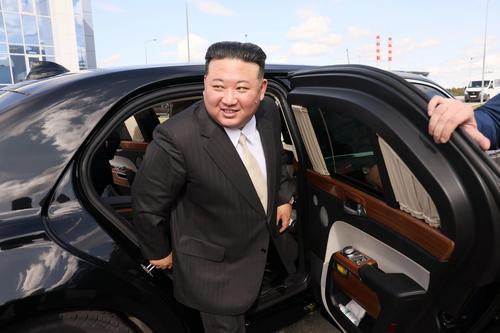 Kim Jong-un inspects the "Aurus Senat"