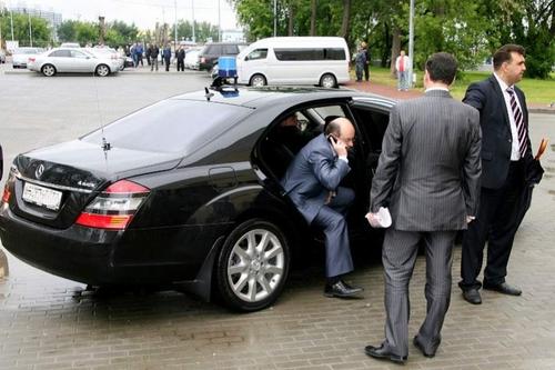 Чиновники на Mercedes