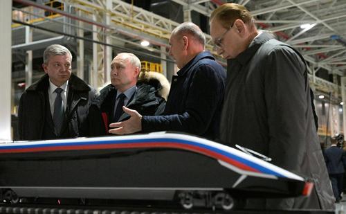 Путину показывают модель поезда для ВСМ на УВЗ