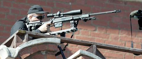 Francotirador del FSO con ORSIS-T5000 en el muro del Kremlin