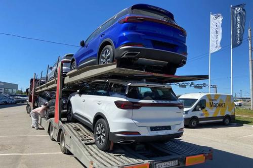 Camión de transporte de automóviles con crossovers XCITE X-Cross 7 cerca de un concesionario LADA en Riazán<br>