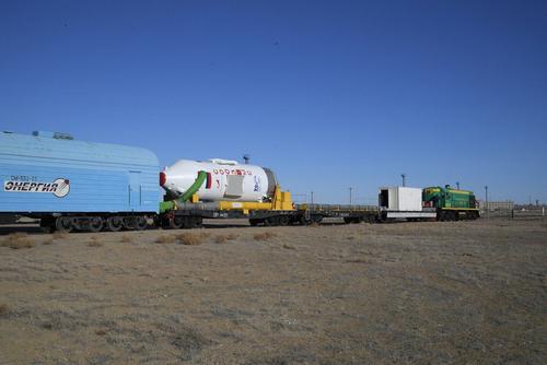 Предшественник «Союза МС-26», «Союз МС-25», в процессе транспортировки по территории космодрома Байконур