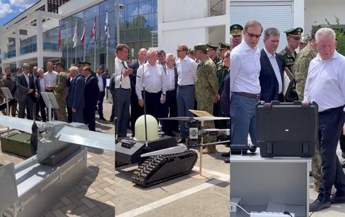 Денис Мантуров осматривает выставку вооружений