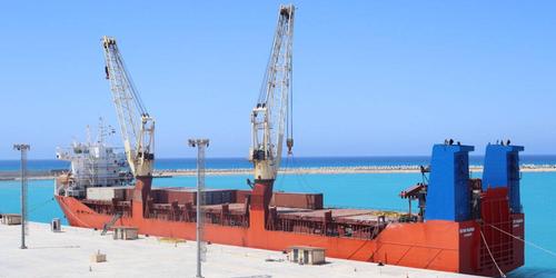 Buque con componentes del dispositivo de localización del núcleo fundido para la unidad de potencia de la central nuclear de El Dabaa