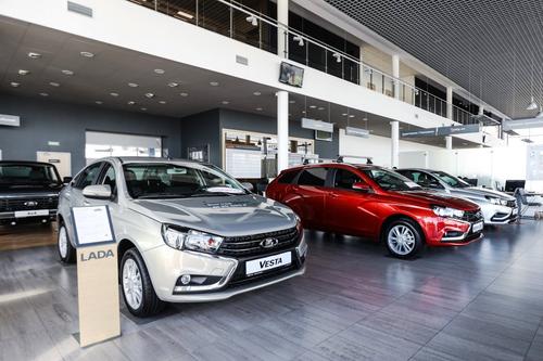 Автомобили LADA в салоне, архивное фото