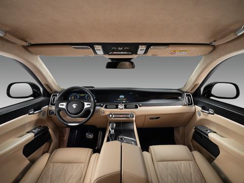 Interior del automóvil Aurus Senat con volante de sustitución de importaciones