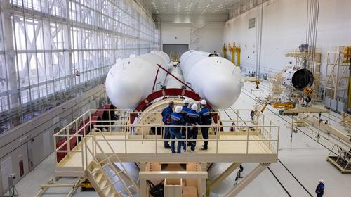Paquete ensamblado de bloques de la primera y segunda etapa del "Angara-NJ" en el proceso de ensamblaje con la tercera etapa en el MIK en el cosmódromo de Vostochny, octubre de 2023