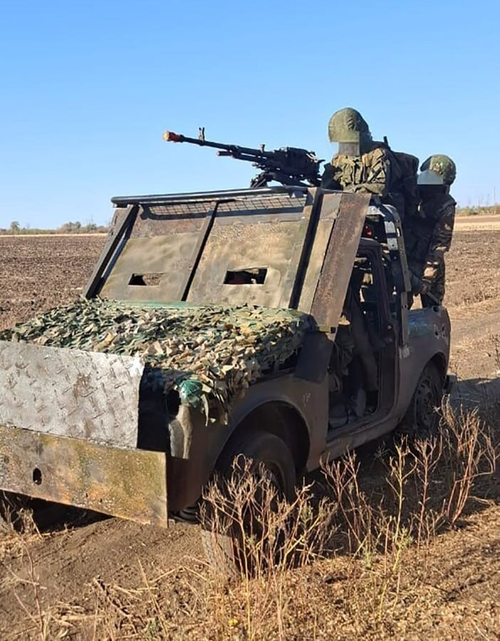 Russian DIYers Assemble "Post-Apocalyptic" Buggy on Niva Chassis with "Utes": Will Shower Drones with a Rain of Lead