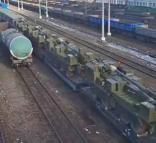 Огромная партия новейших САУ «Мальва» для российских военных засветилась на эшелоне