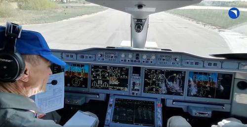 El piloto automático ruso está a la altura: el avión "Superjet" SJ-100 realizó un vuelo con un nuevo sistema de a bordo